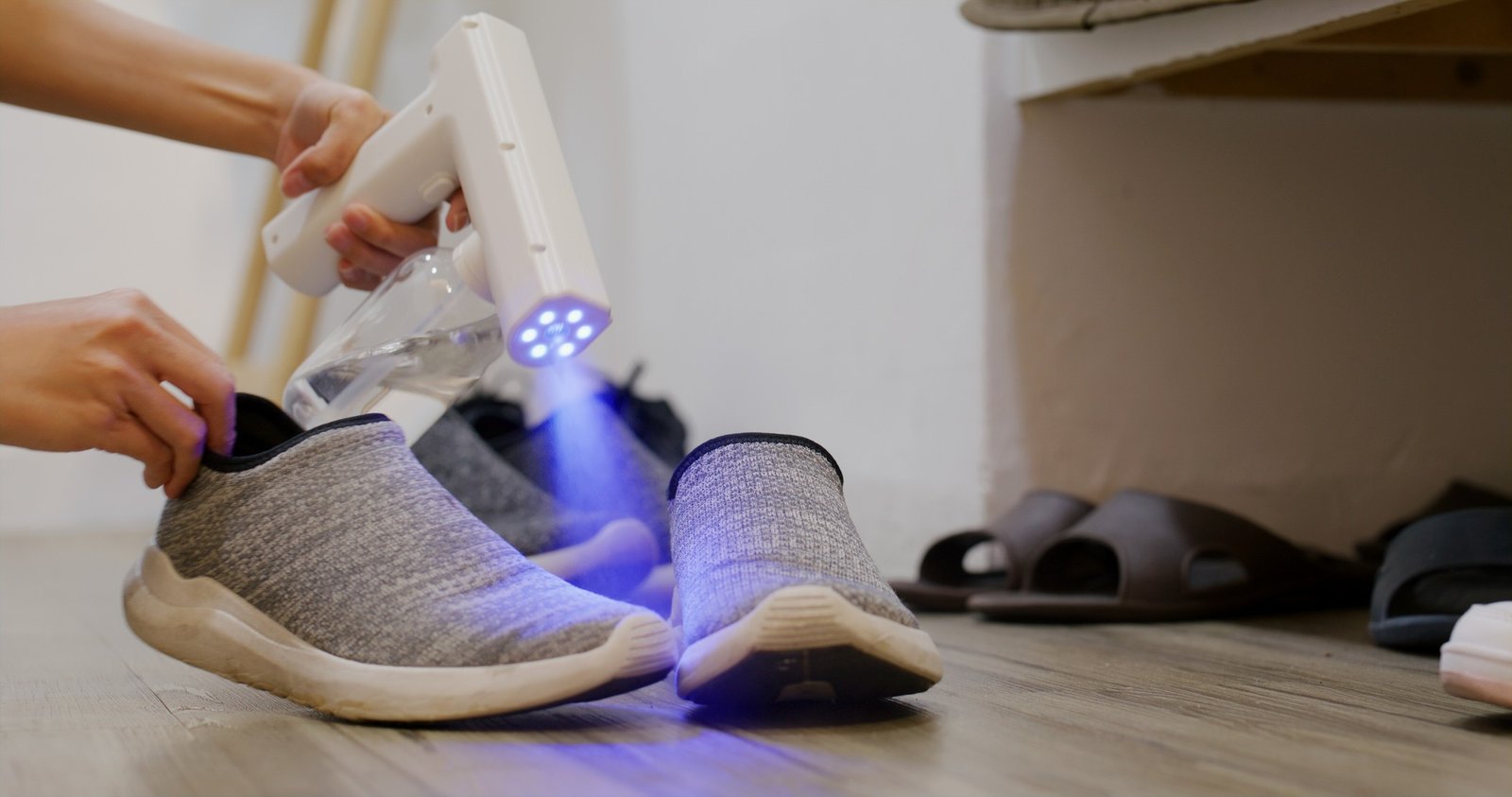 UV-Licht zur Desinfektion von Schuhen gegen Bakterien