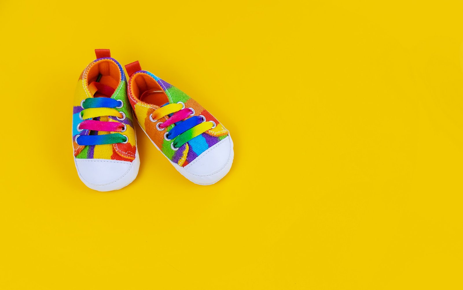 Bunte Kinderschuhe nach einem aktiven Schultag
