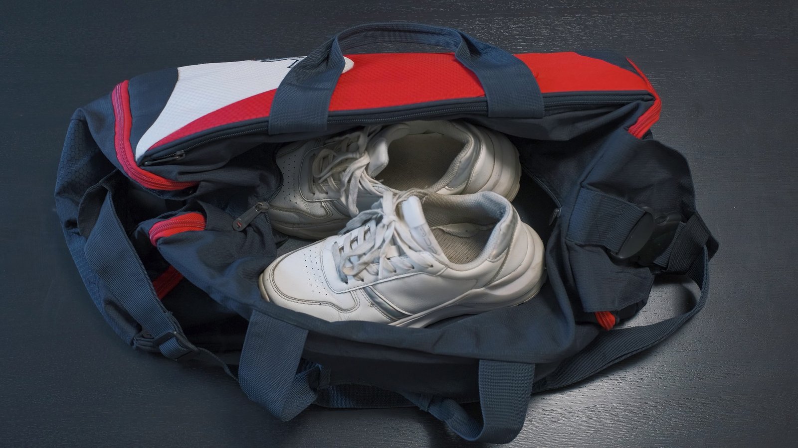 Sporttasche mit Schuhen im Kofferraum eines Autos