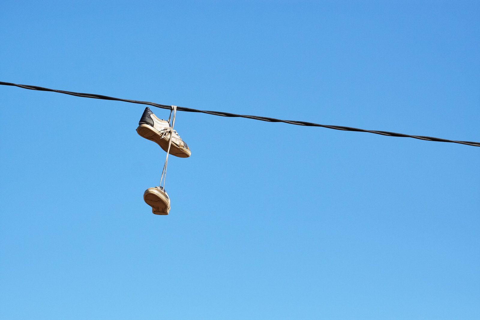 Sportschuhe werden draußen an der frischen Luft gelüftet