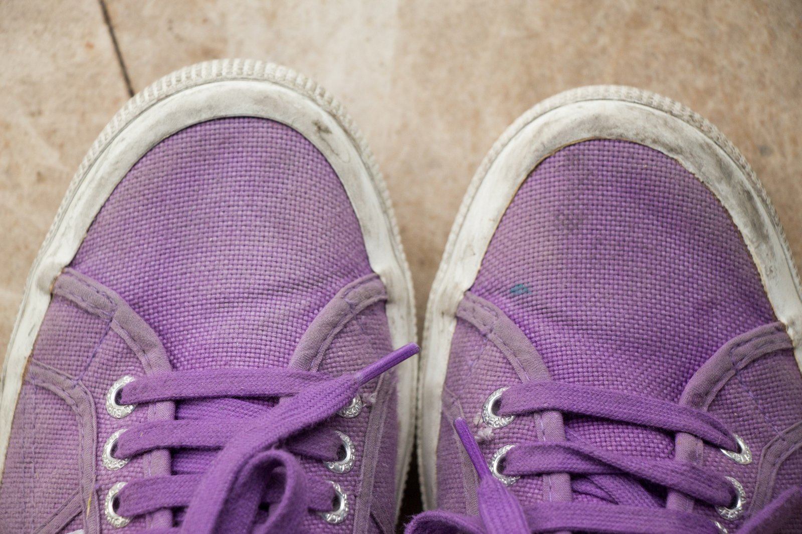 Stark abgenutzte Sportschuhe mit intensivem Geruch