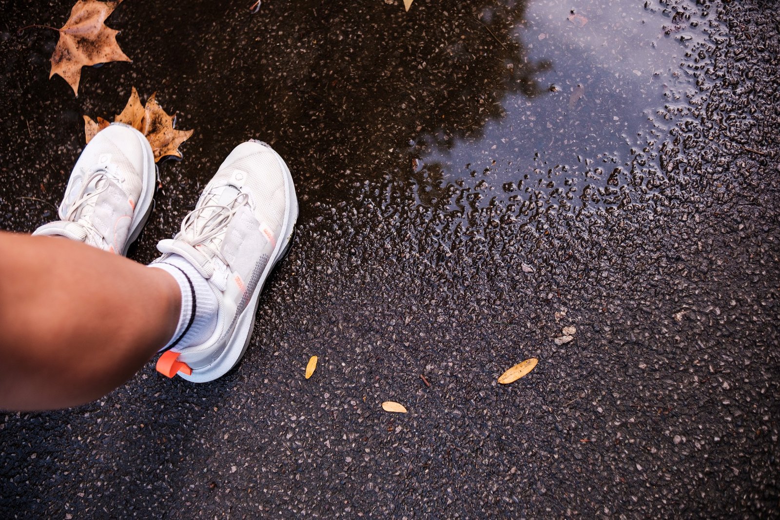 Nasse Sportschuhe nach einem Regentag