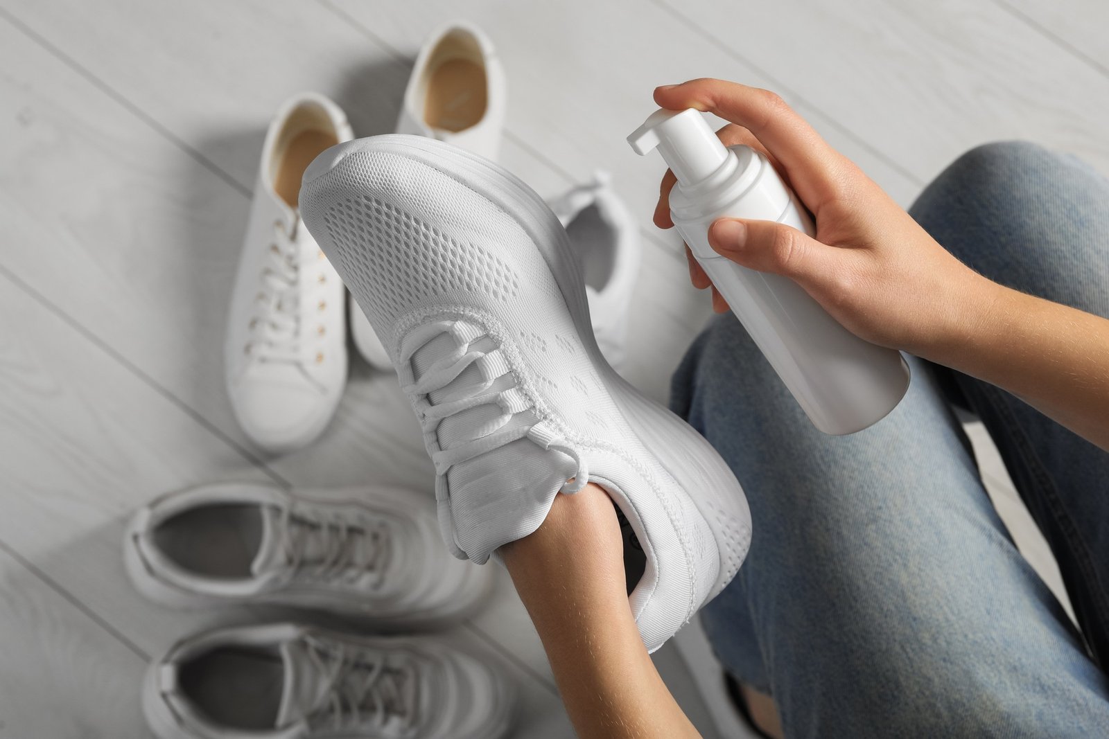 Schuhspray wird in einen Sportschuh gesprüht