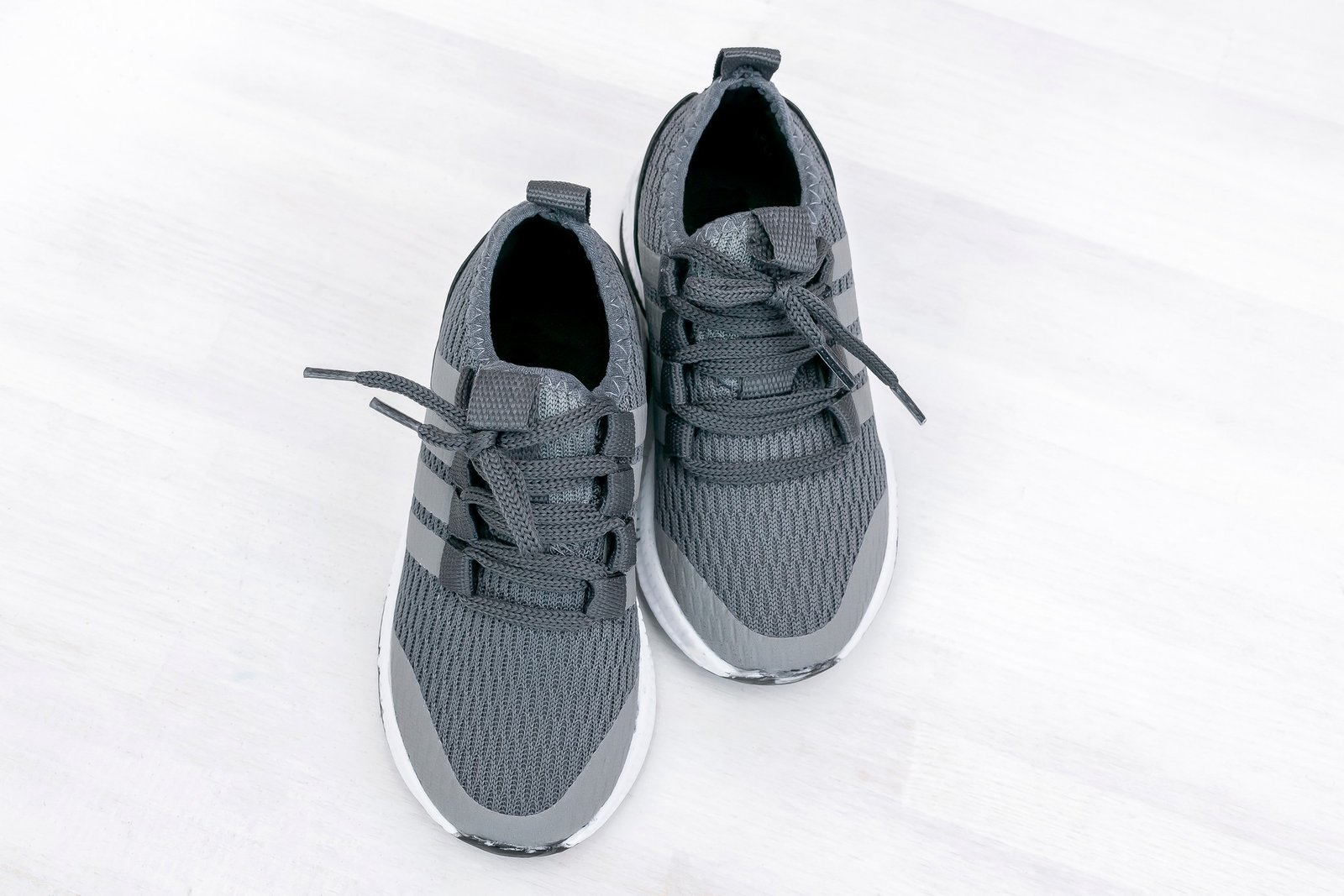 Atmungsaktive Sportschuhe mit Mesh-Oberfläche beim Kauf