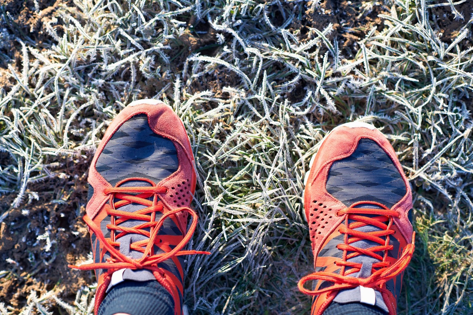Stark abgenutzte alte Laufschuhe am Ende ihrer Lebensdauer